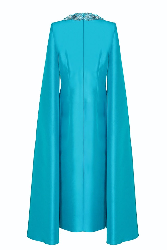 Vestido mangas capa y collar bordado