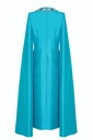 Vestido mangas capa y collar bordado
