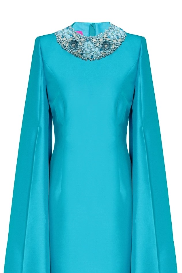 Vestido mangas capa y collar bordado