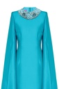 Vestido mangas capa y collar bordado