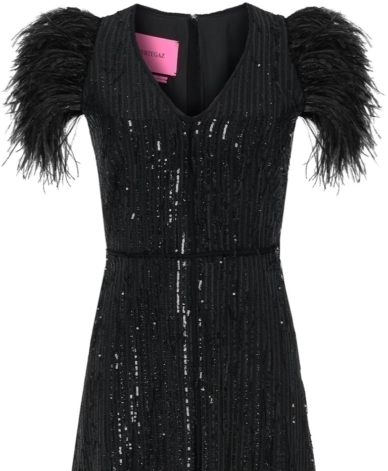 Vestido de lentejuelas con plumas