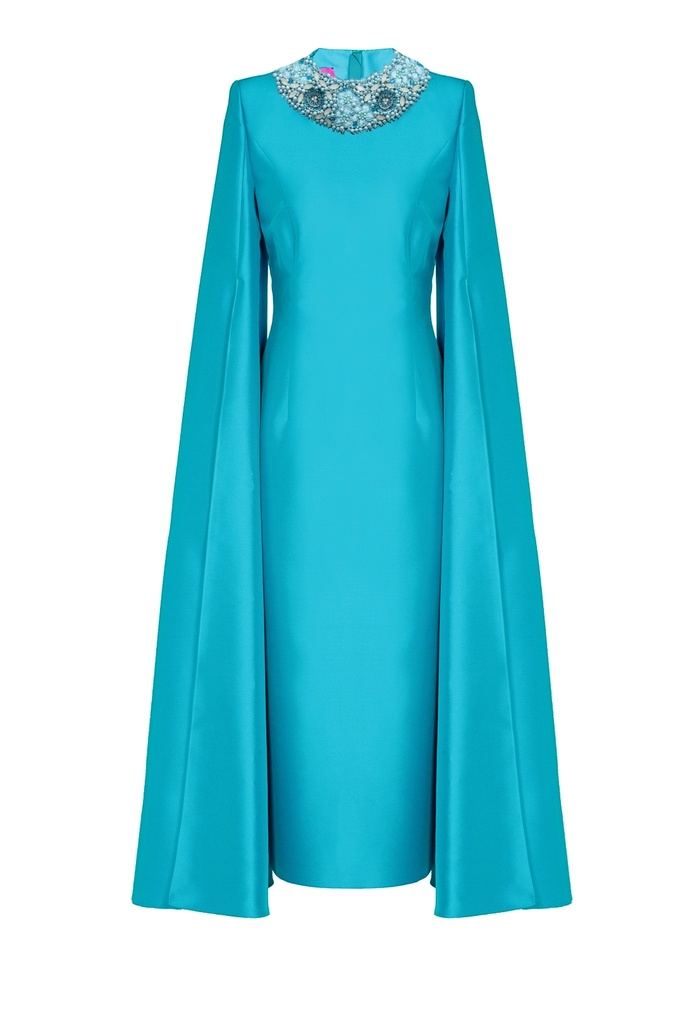 Vestido mangas capa y collar bordado